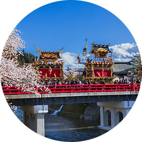 春の高山祭（山王祭）の屋台