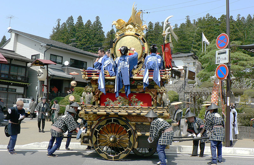 東山白山神社 神楽台1